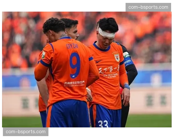 高准翼眉骨受伤缝三十多针 泰山后卫血染赛场展现拼搏精神